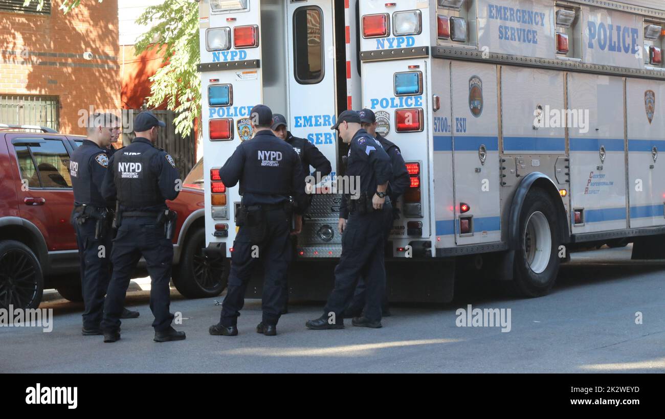 Réponse de l'unité des services d'urgence (ESU) du NYPD à l'incident dans le Bronx, New York, NY USA Banque D'Images