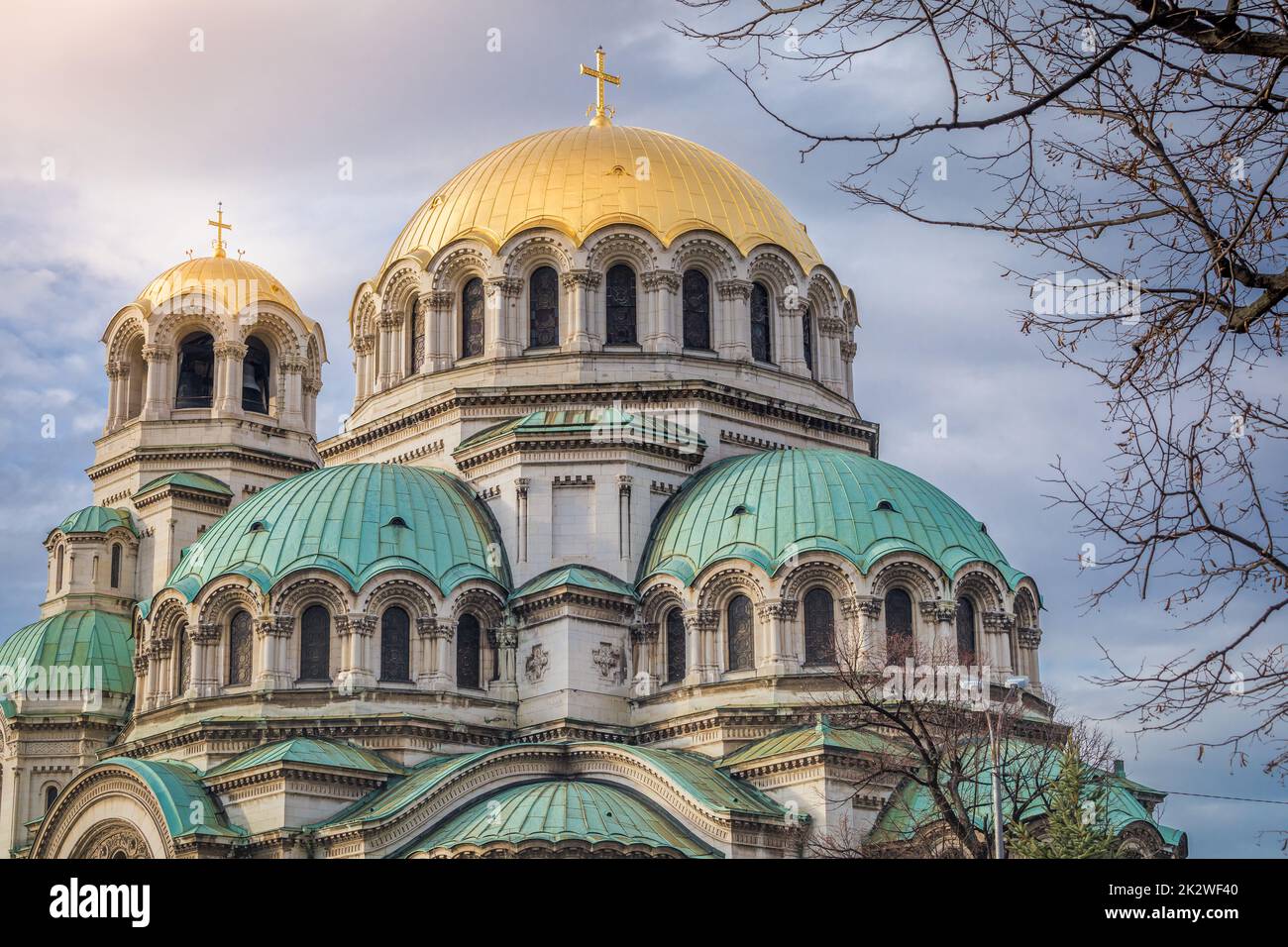 Cathédrale Saint Alexandre Nevski à Sofia au ciel dramatique, Bulgarie, Europe de l'est Banque D'Images