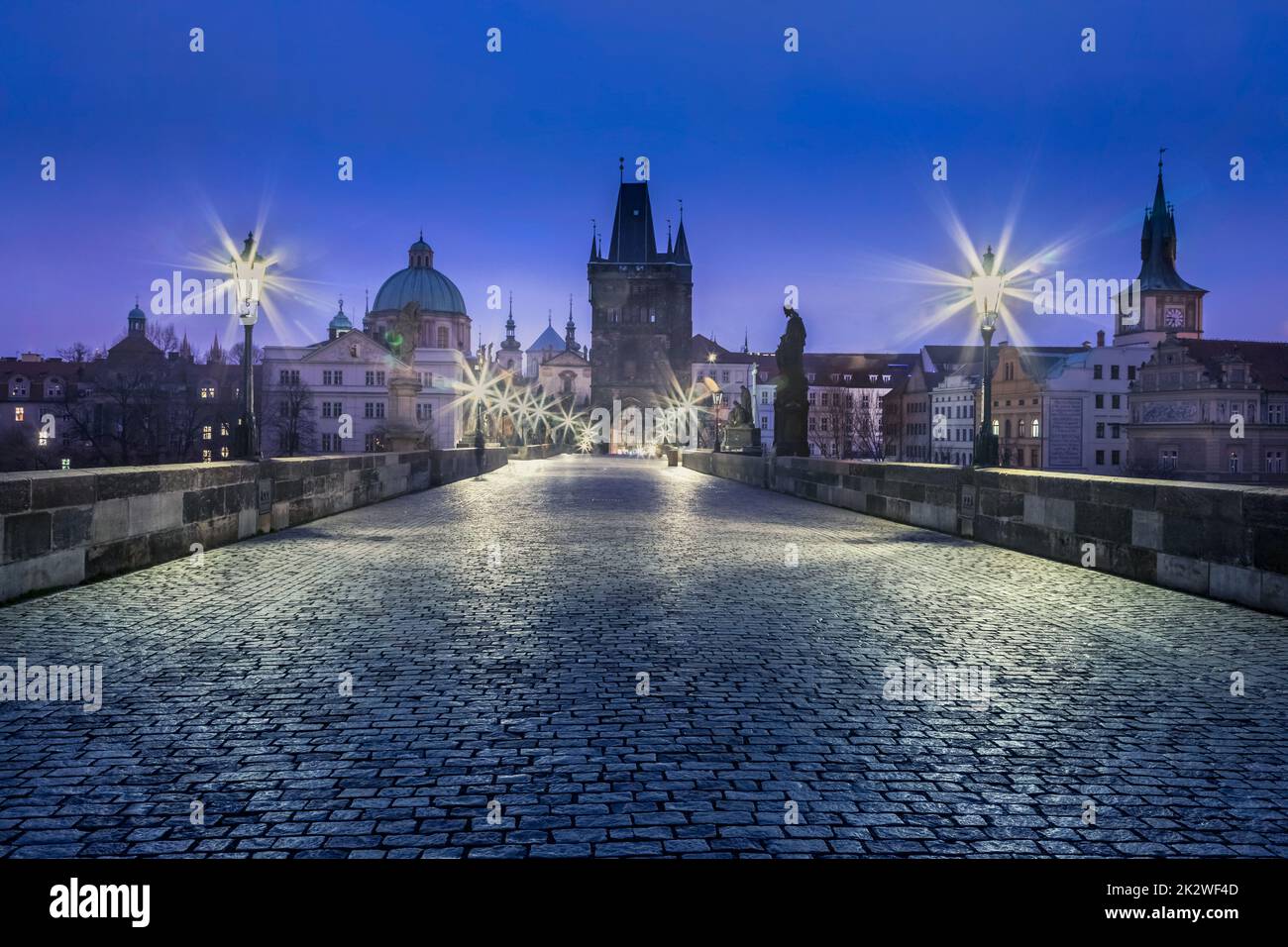 Pont Charles illuminé à l'aube, Prague médiévale, République tchèque Banque D'Images