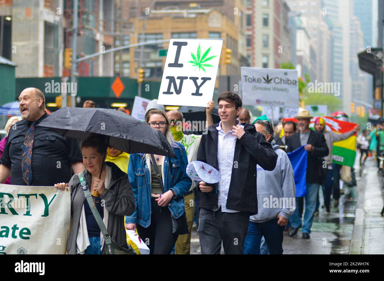 Beaucoup de gens participent et tiennent des bannières pour légaliser le cannabis pendant le défilé annuel de cannabis Banque D'Images