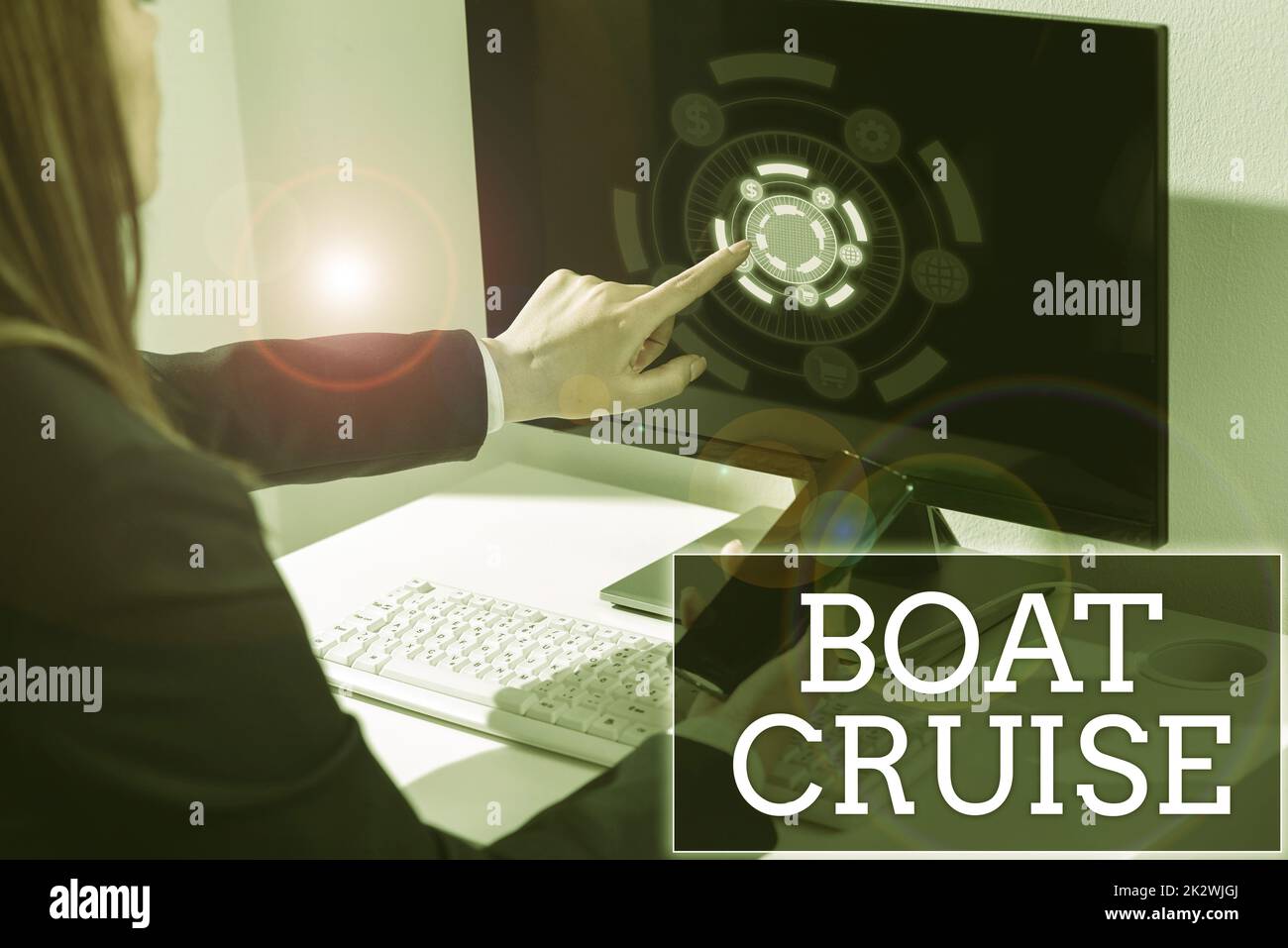 Légende de présentation de la croisière en bateau. Photo conceptuelle voile à propos dans la zone sans destination précise avec grand navire femme parlant à travers Megaphone faire une annonce avec la bulle de parole. Banque D'Images