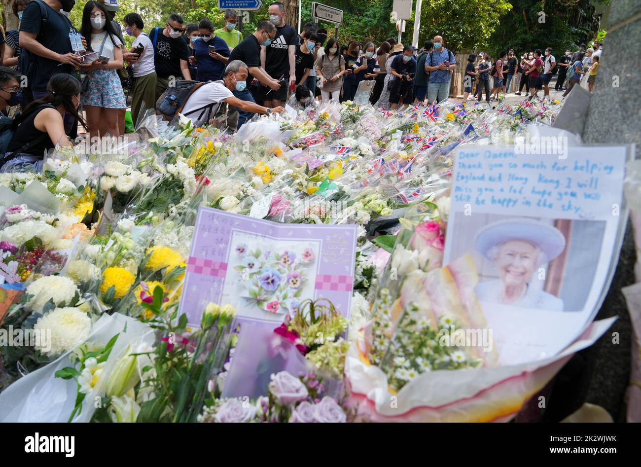 Les gens font la queue pour laisser des hommages floraux pendant la mort de la reine Elizabeth pleurée devant le consulat général britannique à Hong Kong, Admiralty. 12SEP22 SCMP / Sam Tsang Banque D'Images