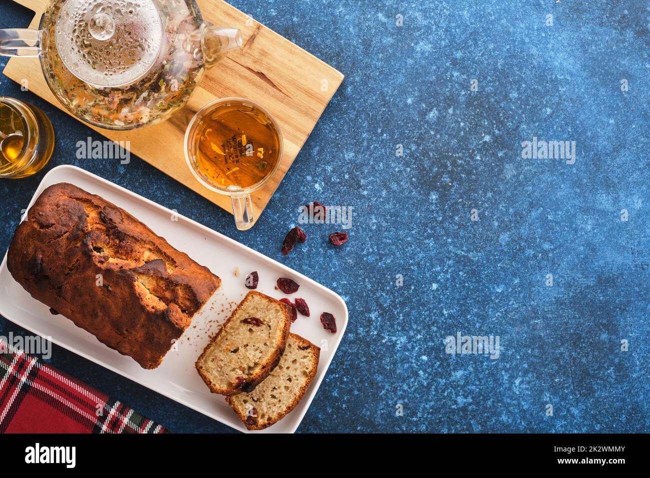 Pain à la banane. Tarte aux bananes maison fraîchement cuite sur une table bleue. Vue de dessus Banque D'Images