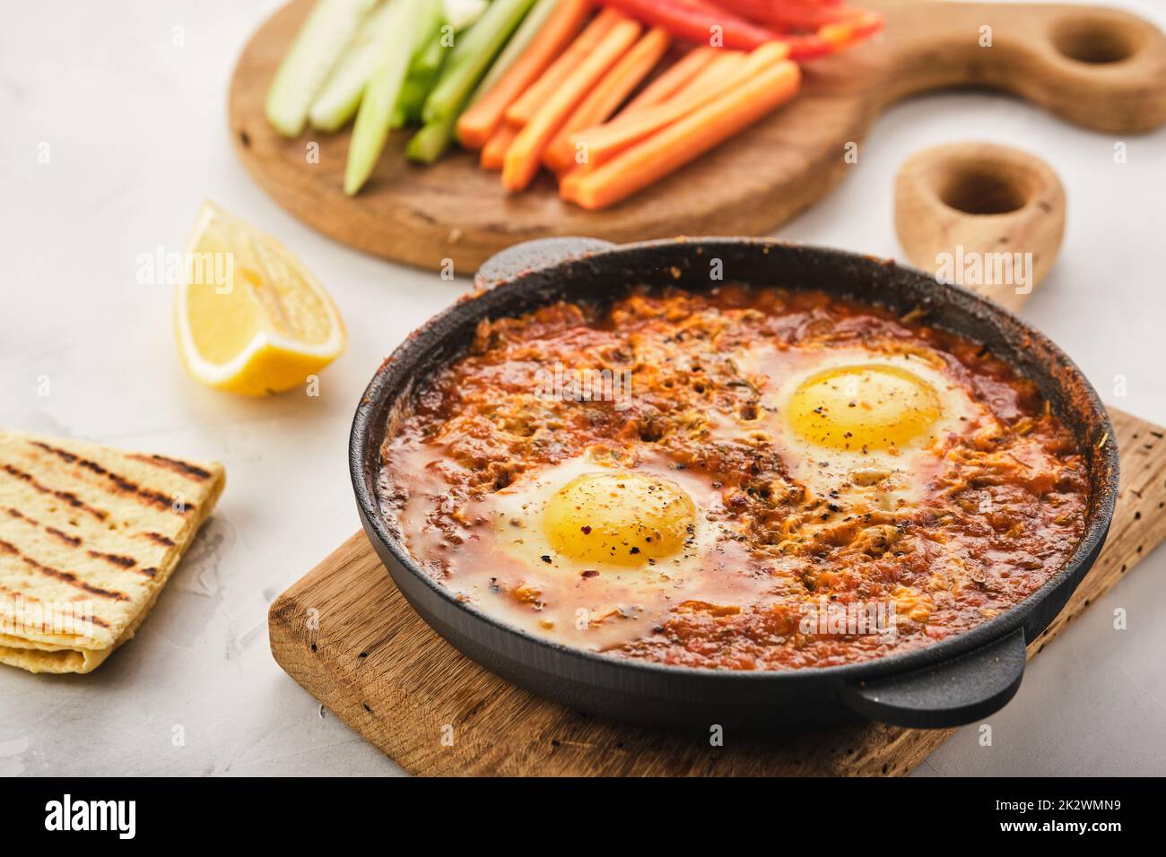 Shakshuka, œufs frits dans de la sauce tomate. Œufs méditerranéens traditionnels. Cuisine israélienne. Banque D'Images