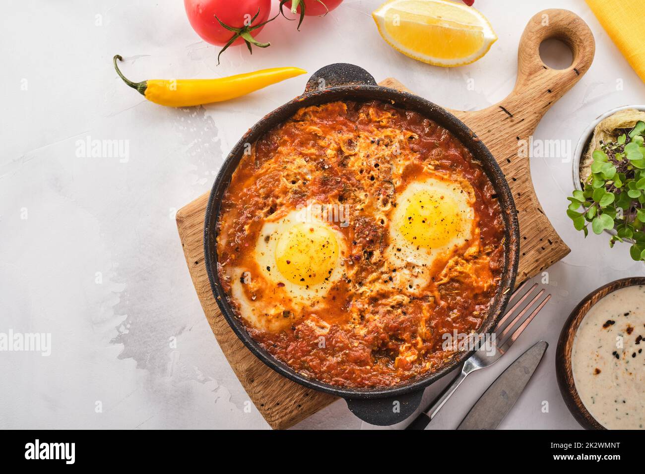 Shakshuka, œufs frits dans de la sauce tomate. Œufs méditerranéens traditionnels. Cuisine israélienne. Banque D'Images