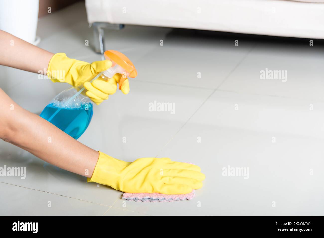 Bonne femme de ménage caucasienne dans des gants en caoutchouc nettoyer le  sol dans la cuisine, en utilisant un chiffon et un détergent Photo Stock -  Alamy