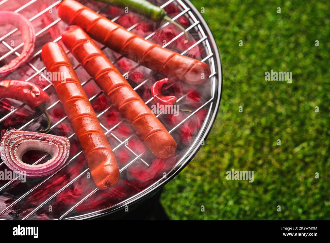 Saucisses grillées sur le gril. Vue de dessus. À l'extérieur Banque D'Images