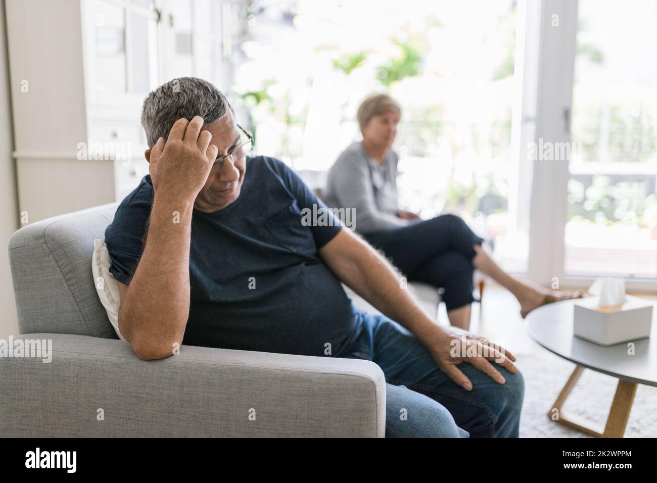 Contrarié couple senior à la maison ayant un argument Banque D'Images