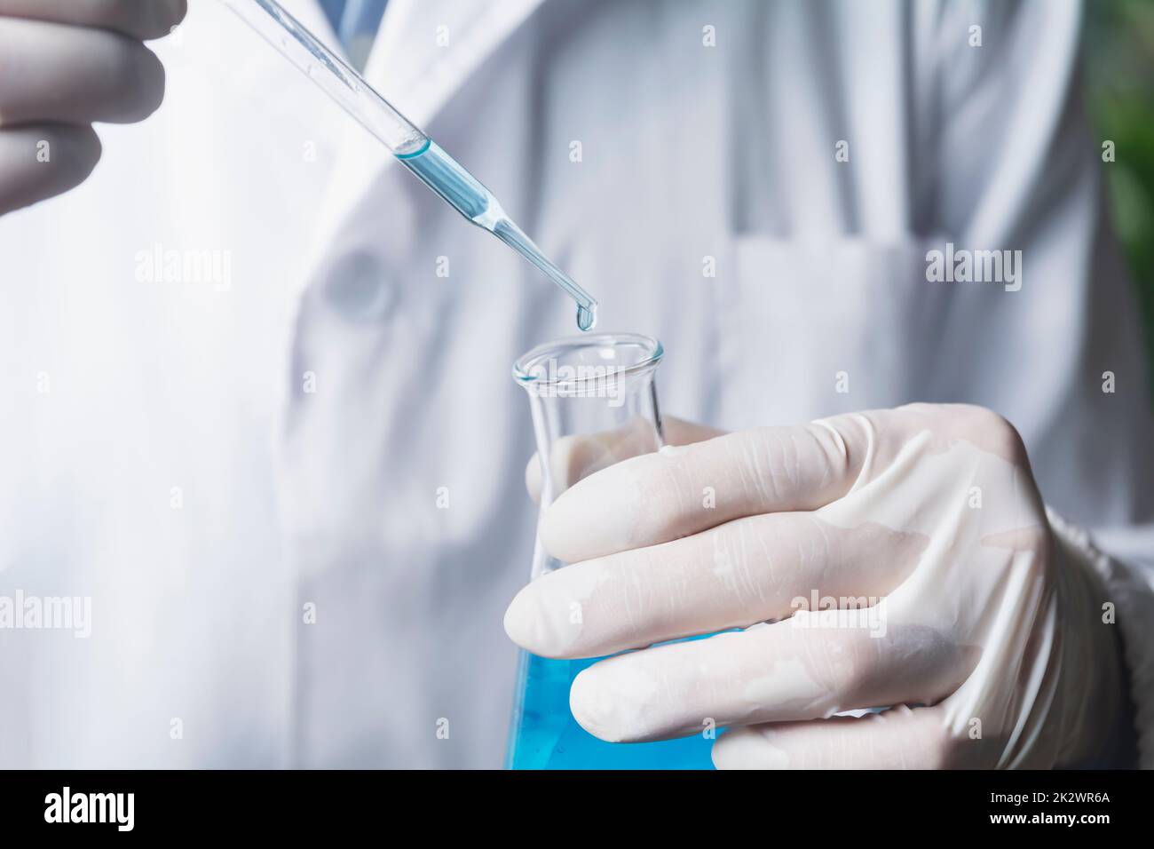 Chercheur avec tubes à essai chimiques de laboratoire en verre avec liquide pour le concept de recherche analytique, médicale, pharmaceutique et scientifique. Banque D'Images