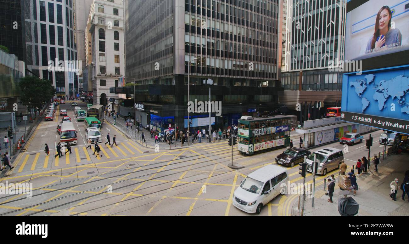 Central, Hong Kong 27 janvier 2021 : les gens traversent la route en ville Banque D'Images