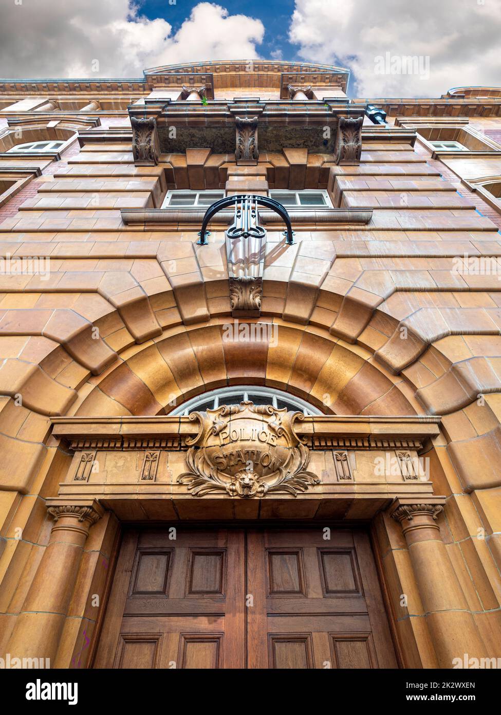 Linteau de porte en pierre restauré du poste de police de Whitworth Street, qui fait partie de la caserne de pompiers de London Road. Manchester. ROYAUME-UNI Banque D'Images