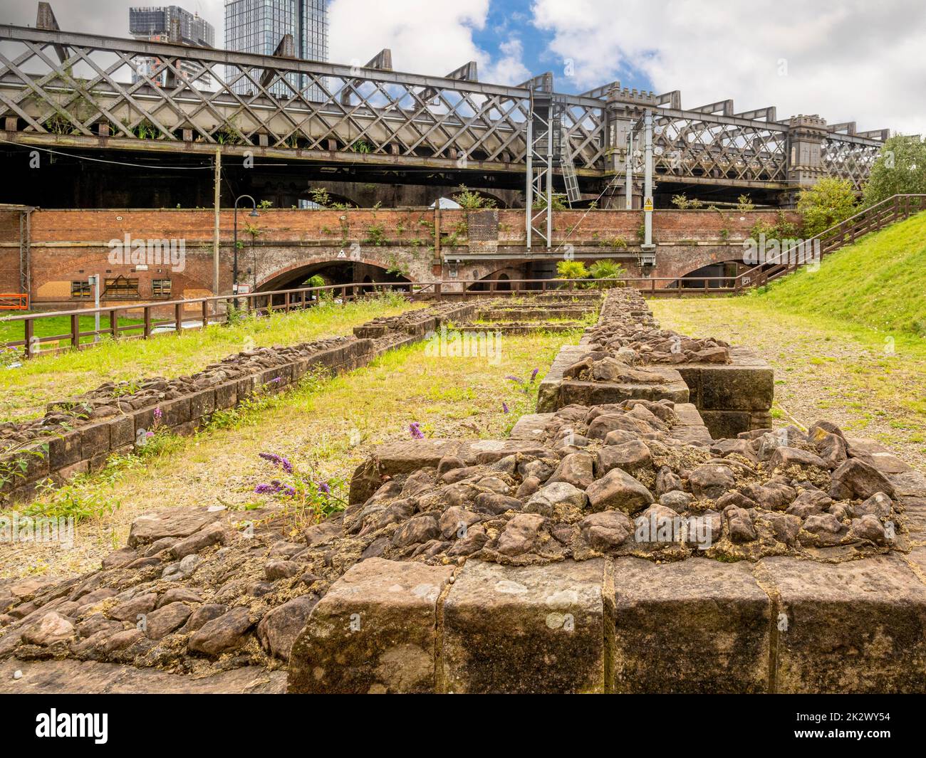 Vestiges d'un grenier romain avec le viaduc de Castlefield au loin. Castlefield, Manchester. ROYAUME-UNI Banque D'Images