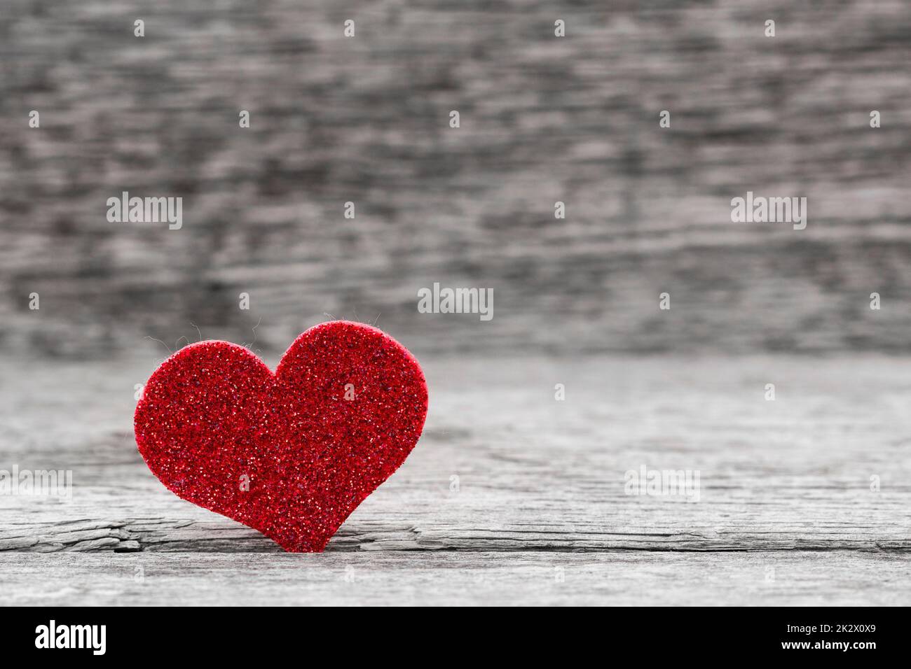 Valentine avec coeur à la main sur bois rustique Banque D'Images