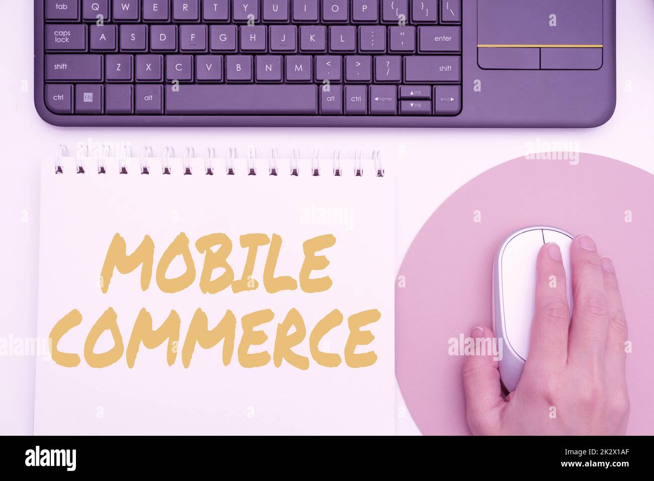 Inspiration montrant le commerce mobile. Internet concept utiliser le téléphone mobile pour effectuer des transactions commerciales en ligne fournitures de bureau sur le bureau avec clavier et lunettes et tasse de café pour le travail Banque D'Images
