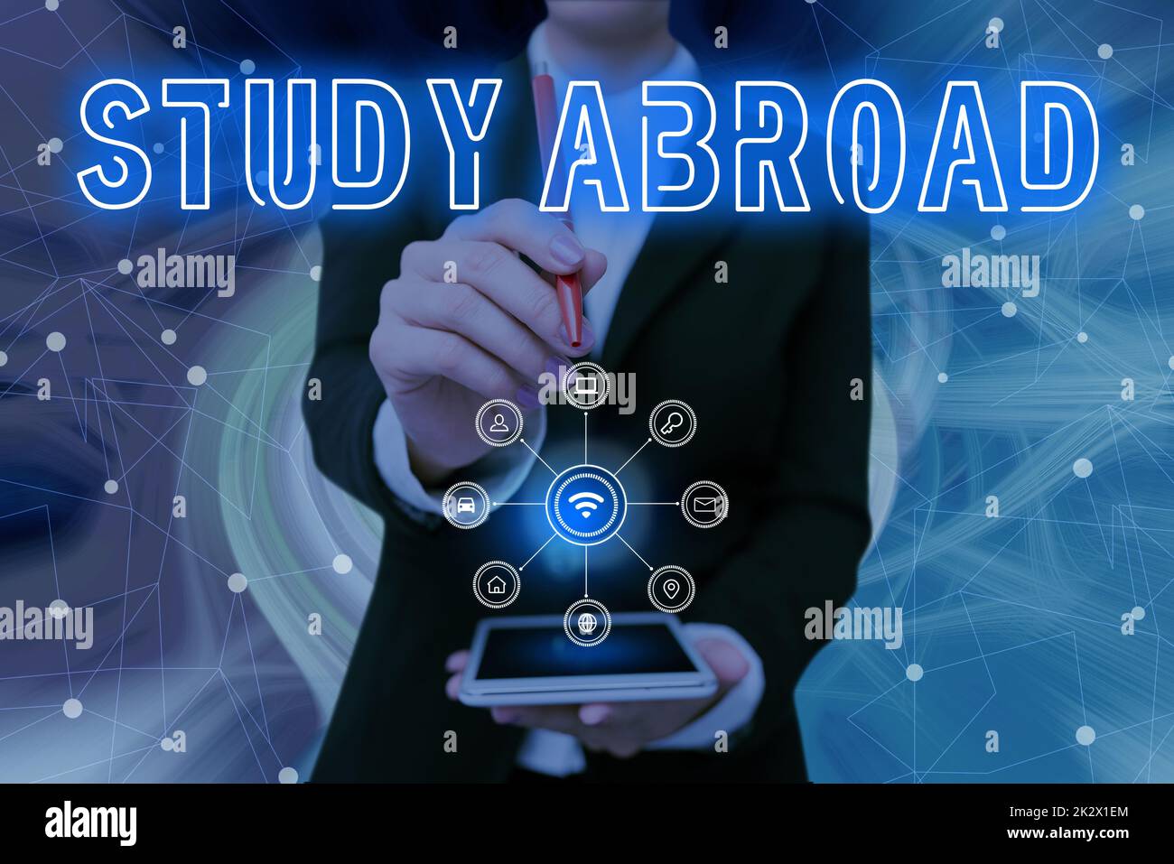 Rédaction de texte affichant l'examen à l'étranger. Idée d'affaires cherchant des opportunités éducatives dans un pays étranger Lady pressant écran de téléphone mobile montrant la technologie futuriste Banque D'Images