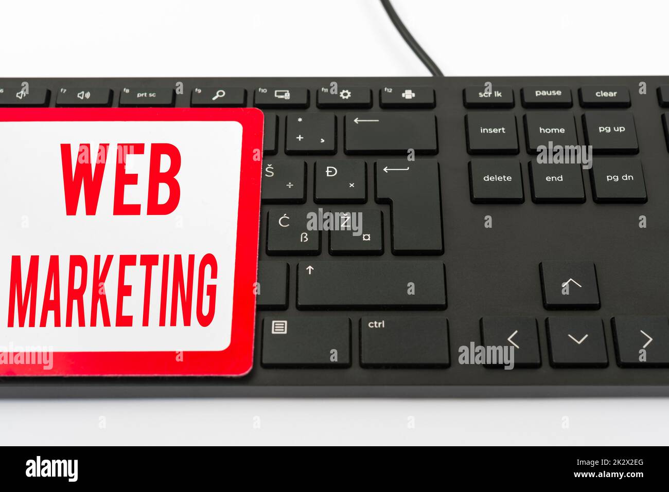 Inspiration montrant le marketing Web de signe. Approche commerciale Commerce électronique Publicité par Internet vendeur en ligne clavier d'ordinateur et Symbol.information Moyen pour la communication. Banque D'Images