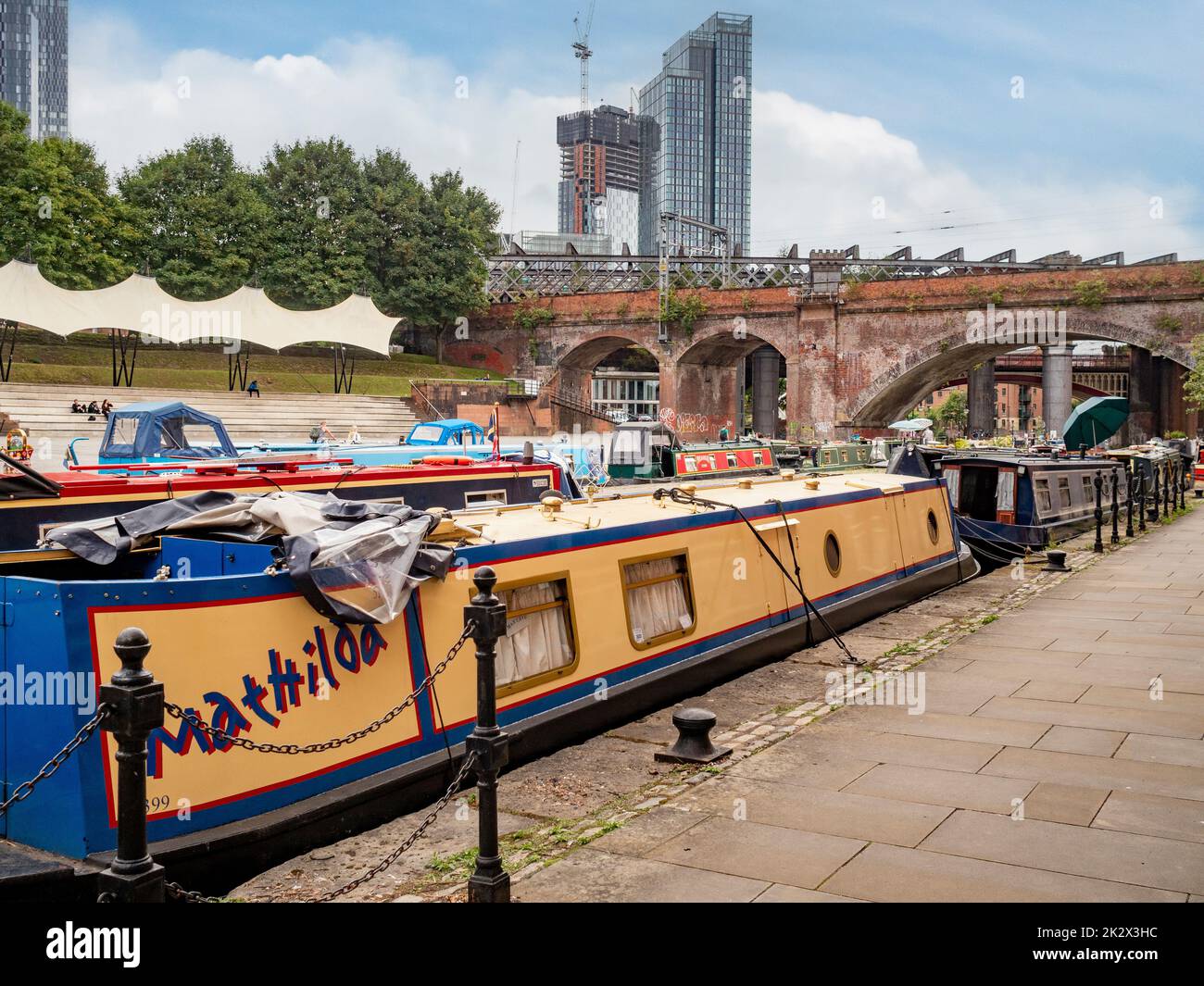 Des bateaux étroits amarrés dans le bras Staffordshire du canal Bridgewater avec Elizabeth Tower au loin. Manchester, Royaume-Uni. Banque D'Images