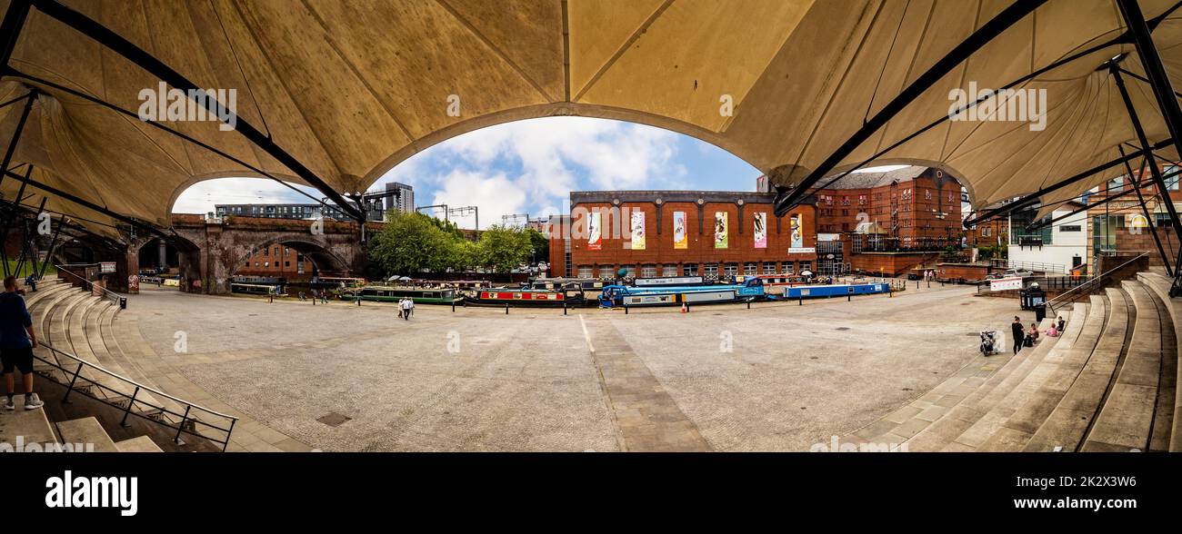 Vue panoramique sur Castlefield Bowl, un lieu couvert de style amphithéâtre extérieur avec des bateaux étroits amarrés et y Club au loin. Manchester. ROYAUME-UNI. Banque D'Images