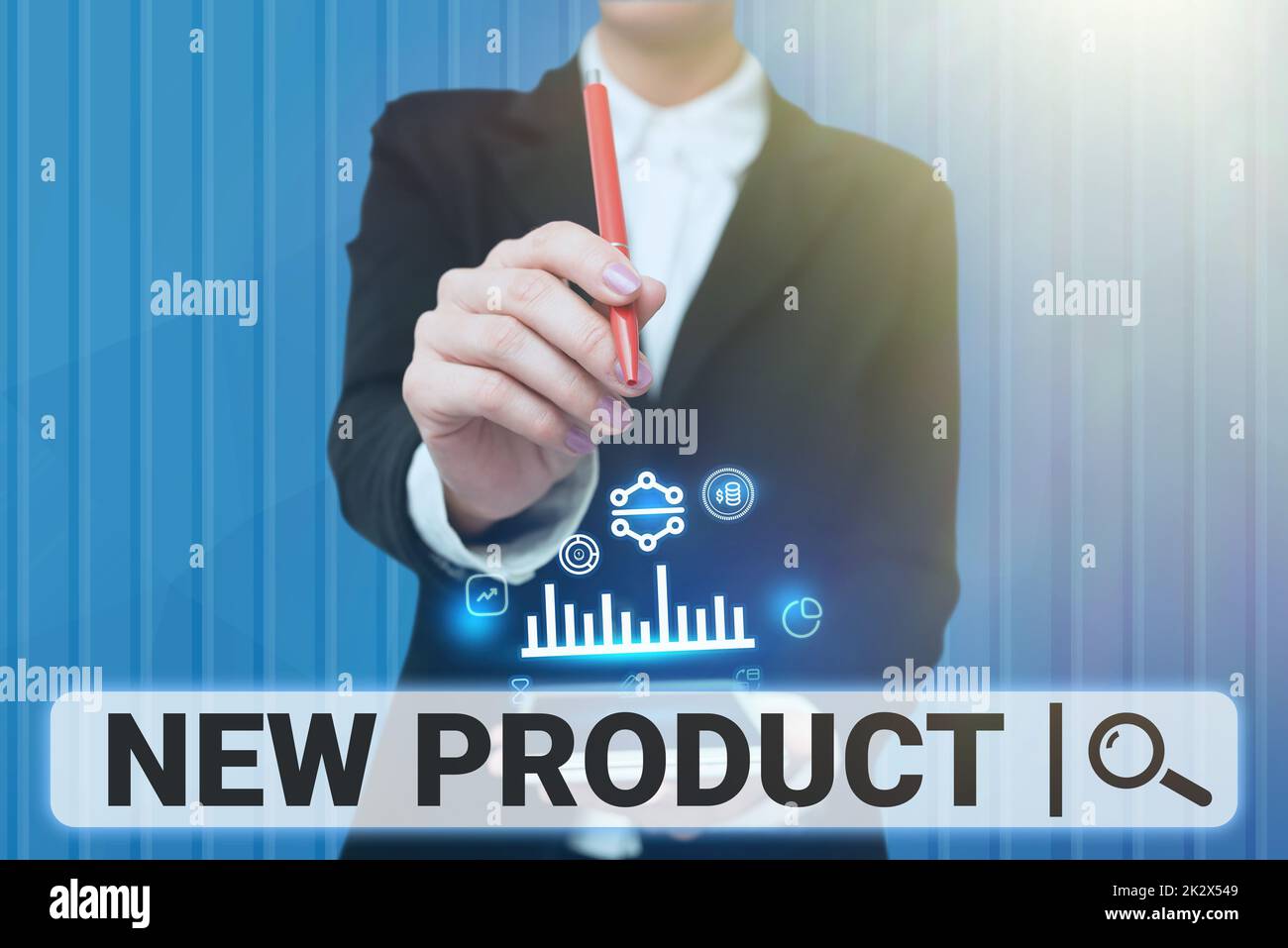 Texte montrant le nouveau produit inspiration. Les affaires présentent des biens et des services qui diffèrent dans leurs caractéristiques Lady pressant écran de téléphone mobile montrant la technologie futuriste Banque D'Images