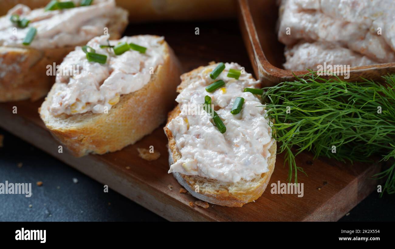 Baguette française avec ou sandwichs au saumon fumé et au pate ou mousse au fromage à la crème