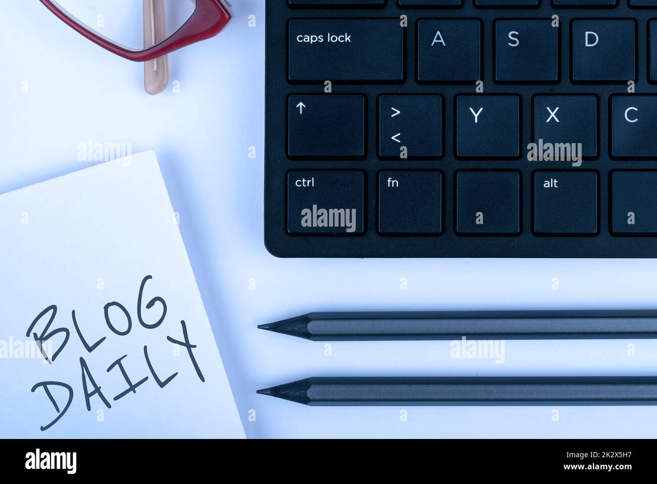 Texte montrant inspiration Blog Daily. Business concept publication quotidienne de tout événement par Internet ou outils de médias clavier d'ordinateur et Symbol.support d'information pour la communication. Banque D'Images