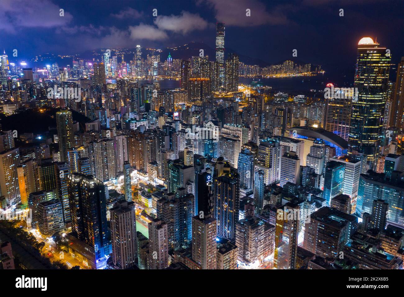 Kowloon, Hong Kong 21 avril 2020 : vue de nuit sur la ville de Hong Kong Banque D'Images