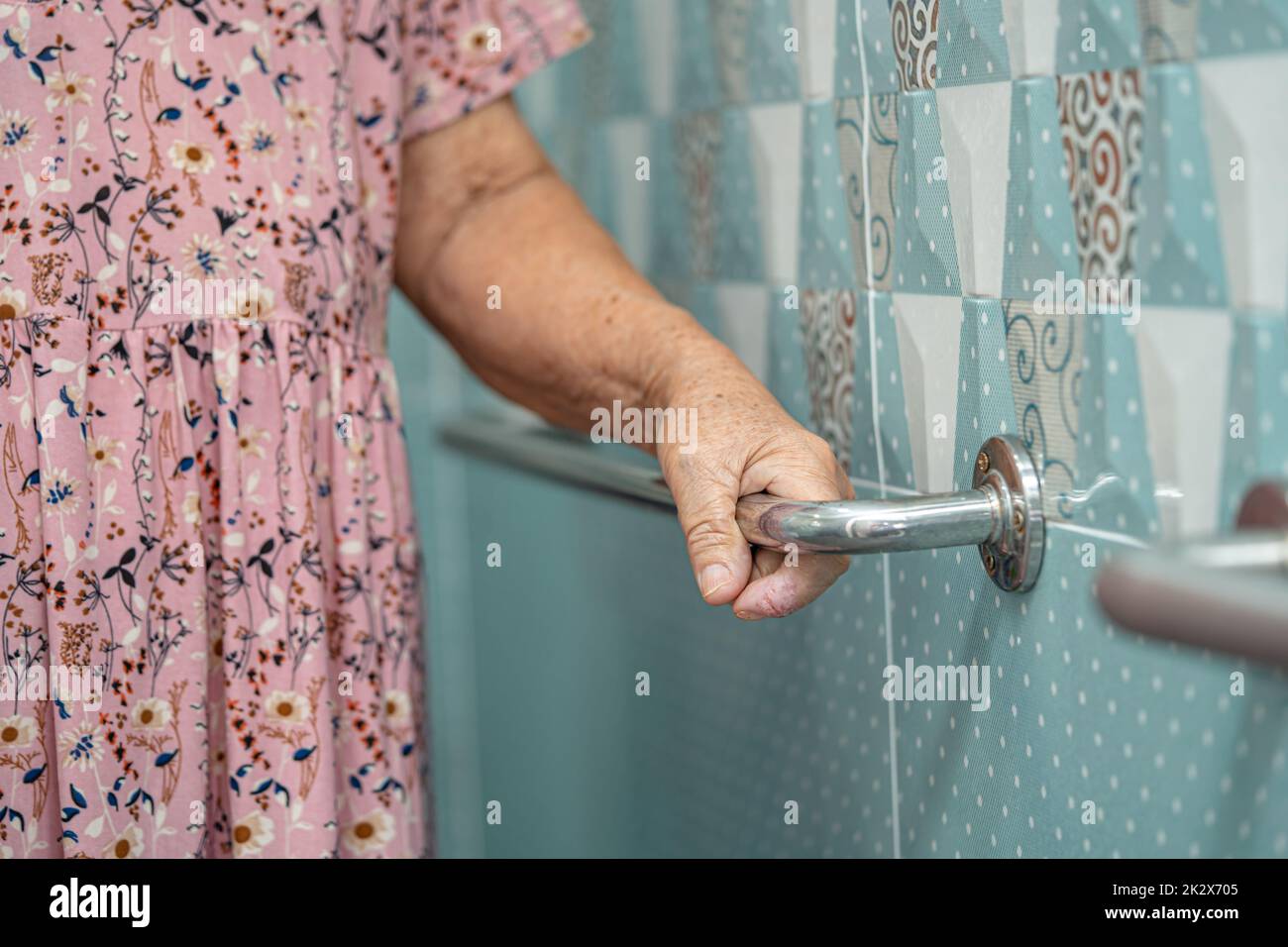 Asiatique senior ou âgée vieille femme patiente utiliser toilettes salle de bains poignée de sécurité dans la salle d'hôpital de soins infirmiers, sain solide concept médical. Banque D'Images