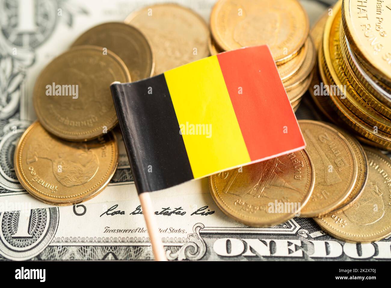 Pile de pièces de monnaie avec drapeau de l'Allemagne, concept de banque de financement. Banque D'Images