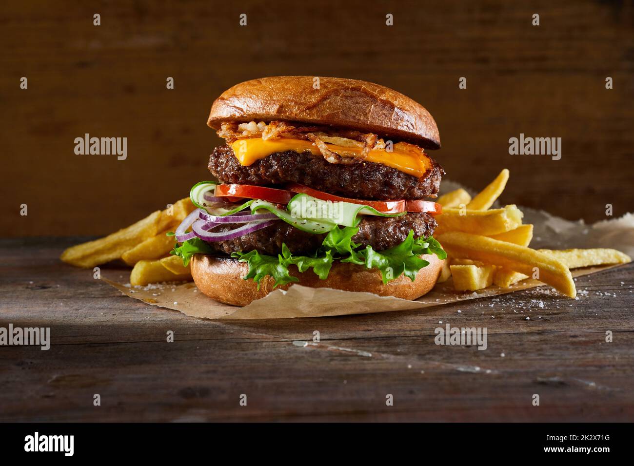 Hamburger appétissant avec des côtelettes et des frites Banque D'Images