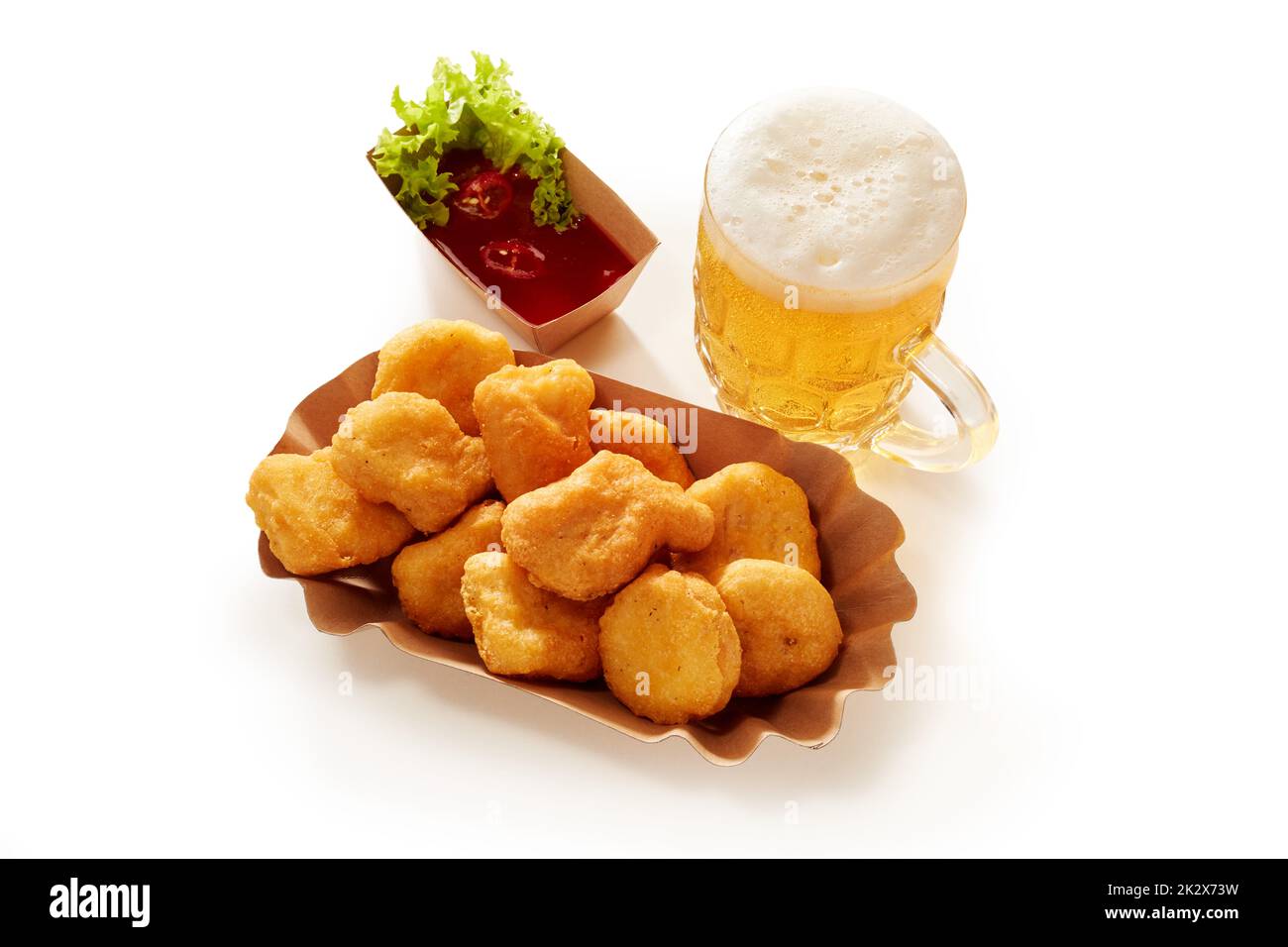 Verre de bière et nuggets de poulet sur table Banque D'Images