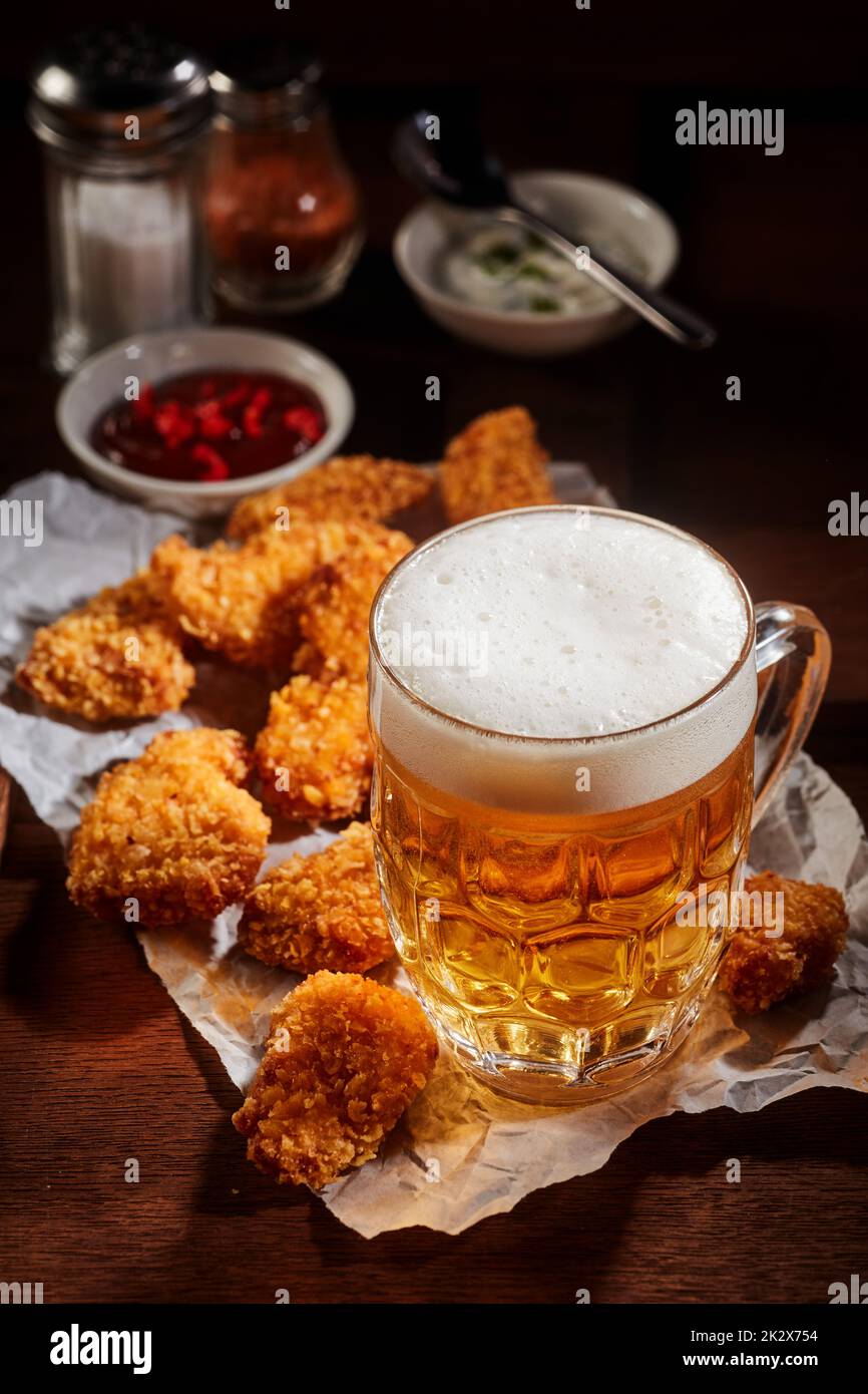 Tasse à bière avec poulet frit Banque D'Images