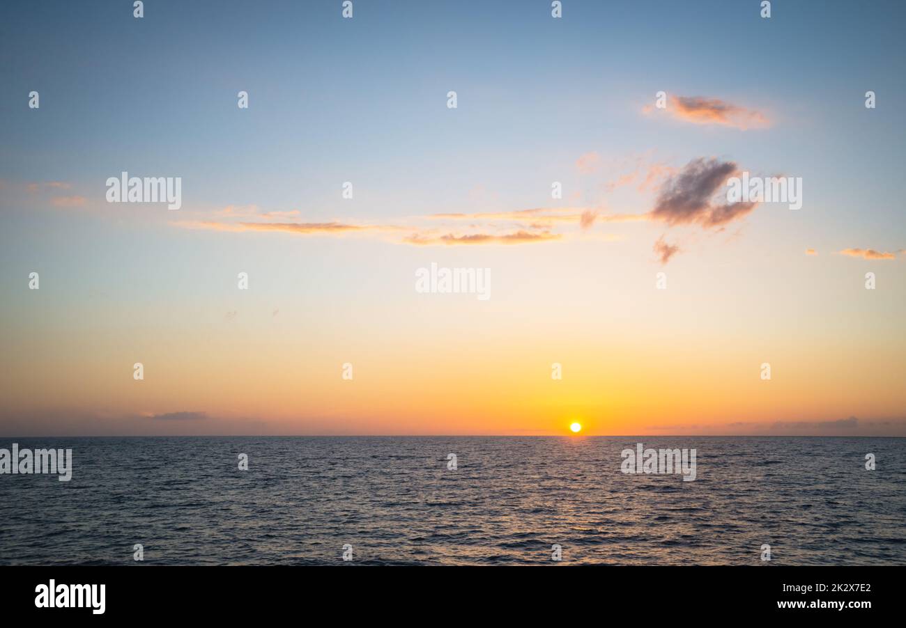 coucher de soleil coloré avec couverture nuageuse sur le coucher de soleil sur la plage - coucher de soleil spectaculaire sur la mer baltique Banque D'Images