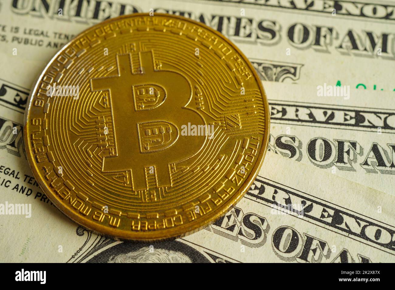 Bitcoin d'or sur les billets en dollars américains argent pour les affaires et le commerce, monnaie numérique, crypto-monnaie virtuelle, technologie blockchain. Banque D'Images