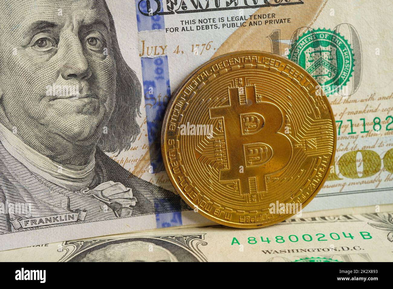 Bitcoin d'or avec carte de crédit sur des billets en dollars US argent pour les affaires et le commerce, monnaie numérique, crypto-monnaie virtuelle. Banque D'Images