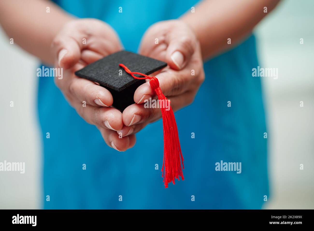 Femme asiatique médecin titulaire d'un chapeau de diplôme à l'hôpital, concept d'éducation médicale. Banque D'Images