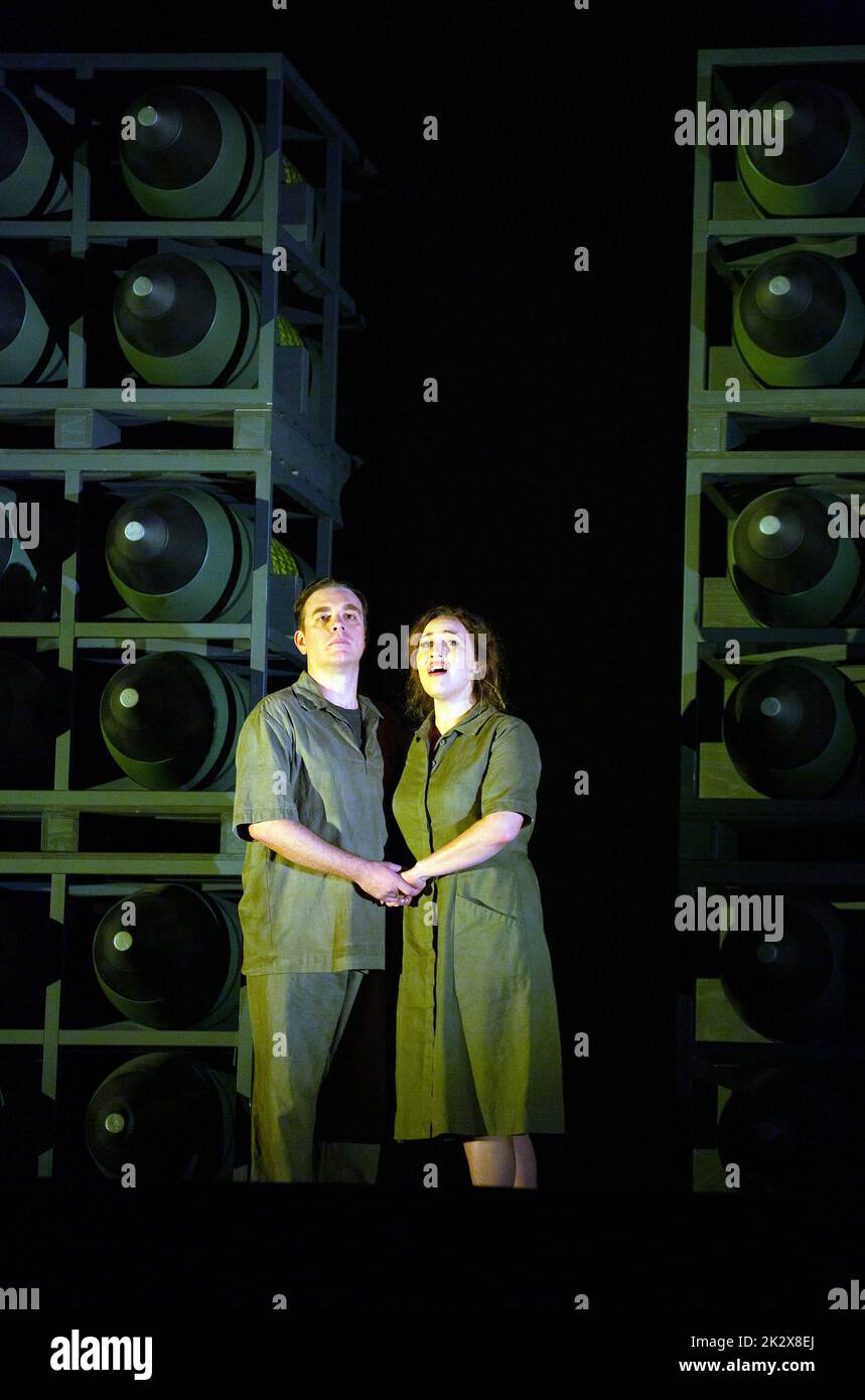 scène finale, en attente de la mort dans un silo de missiles : Francesco Meli (Radames), Elena Stikhina (Aida) dans une nouvelle production de l'AIDA par Verdi ouverture à l'Opéra Royal, Covent Garden, Londres WC2 le dimanche 25/09/2022 une version mise à jour initialement mis en Égypte maintenant avec des surtons ou des références à la guerre en Europe chef d'orchestre: Antonio Pappano set design: Miriam Buether costumes: Annemarie Woods Lighting: Robert Carsen & Peter van Praet conception vidéo: Duncan McLean chorégraphe: Rebecca Howell réalisateur: Robert Carsen Banque D'Images
