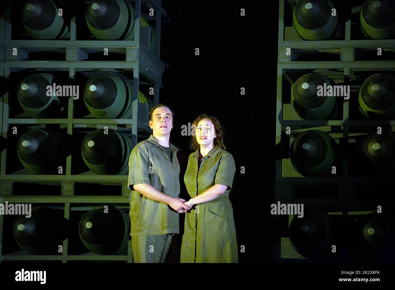 scène finale, en attente de la mort dans un silo de missiles : Francesco Meli (Radames), Elena Stikhina (Aida) dans une nouvelle production de l'AIDA par Verdi ouverture à l'Opéra Royal, Covent Garden, Londres WC2 le dimanche 25/09/2022 une version mise à jour initialement mis en Égypte maintenant avec des surtons ou des références à la guerre en Europe chef d'orchestre: Antonio Pappano set design: Miriam Buether costumes: Annemarie Woods Lighting: Robert Carsen & Peter van Praet conception vidéo: Duncan McLean chorégraphe: Rebecca Howell réalisateur: Robert Carsen Banque D'Images
