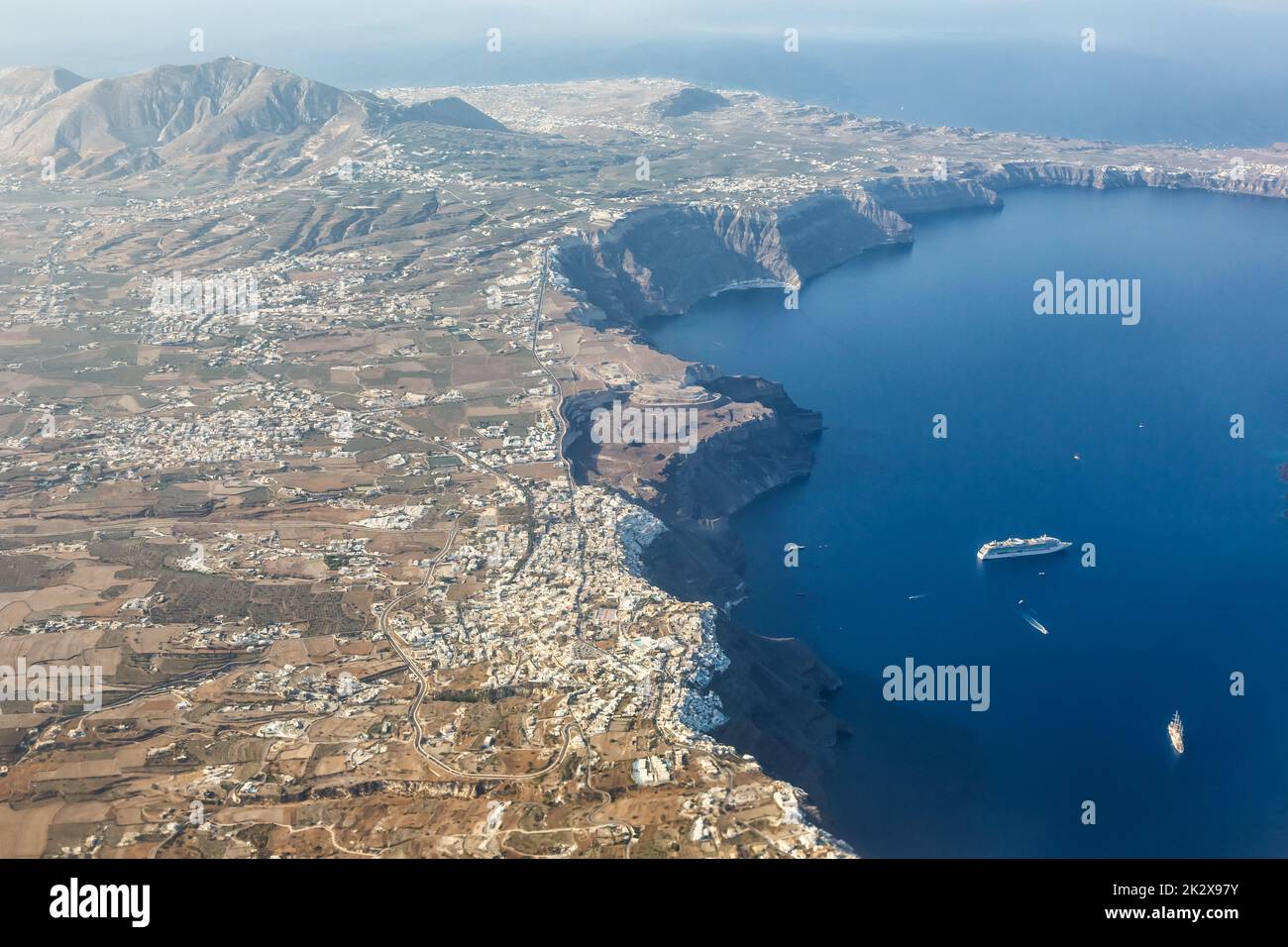 Vacances sur l'île de Santorini en Grèce voyage voyage Fira Thera ville Méditerranée Mer vue photo aérienne Santorin Banque D'Images