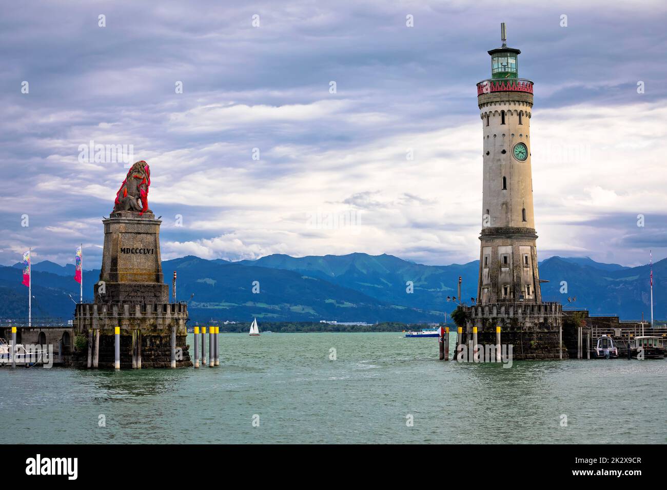 La célèbre entrée du port de Lindau Bavarian Lion et du nouveau phare sur la vue sur le lac de Bodensee Banque D'Images