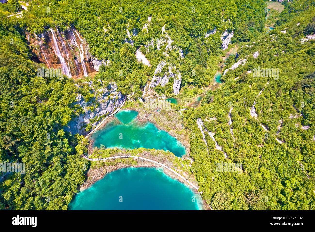 Cascades paradisiaques du parc national des lacs de Plitvice vue aérienne Banque D'Images