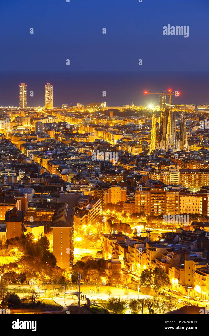 Horizon de Barcelone ville vue d'ensemble avec église de la Sagrada Familia format portrait cathédrale en Espagne Banque D'Images