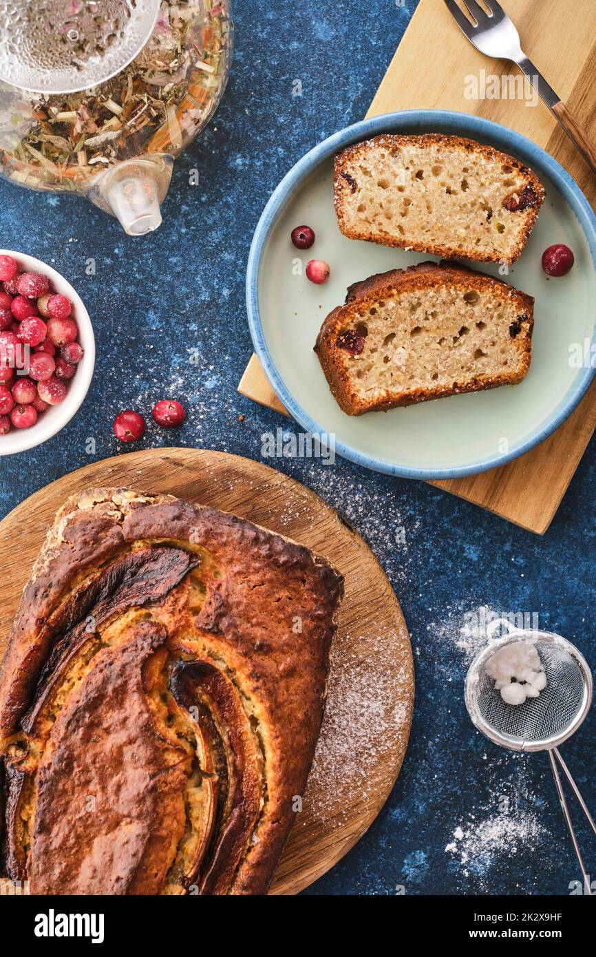 Pain à la banane. Tarte aux bananes maison fraîchement cuite sur une table bleue. Vue de dessus Banque D'Images