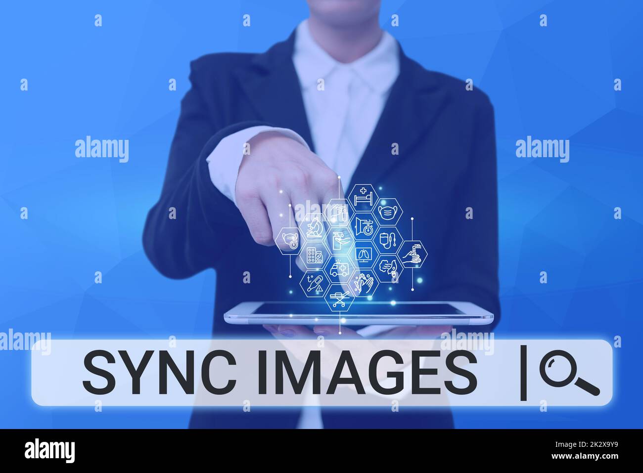 Symbole de texte indiquant les images synchronisées. Mot pour faire des photos identiques dans tous les appareils accessibles n'importe où Lady appuyant écran de téléphone mobile montrant la technologie futuriste Banque D'Images