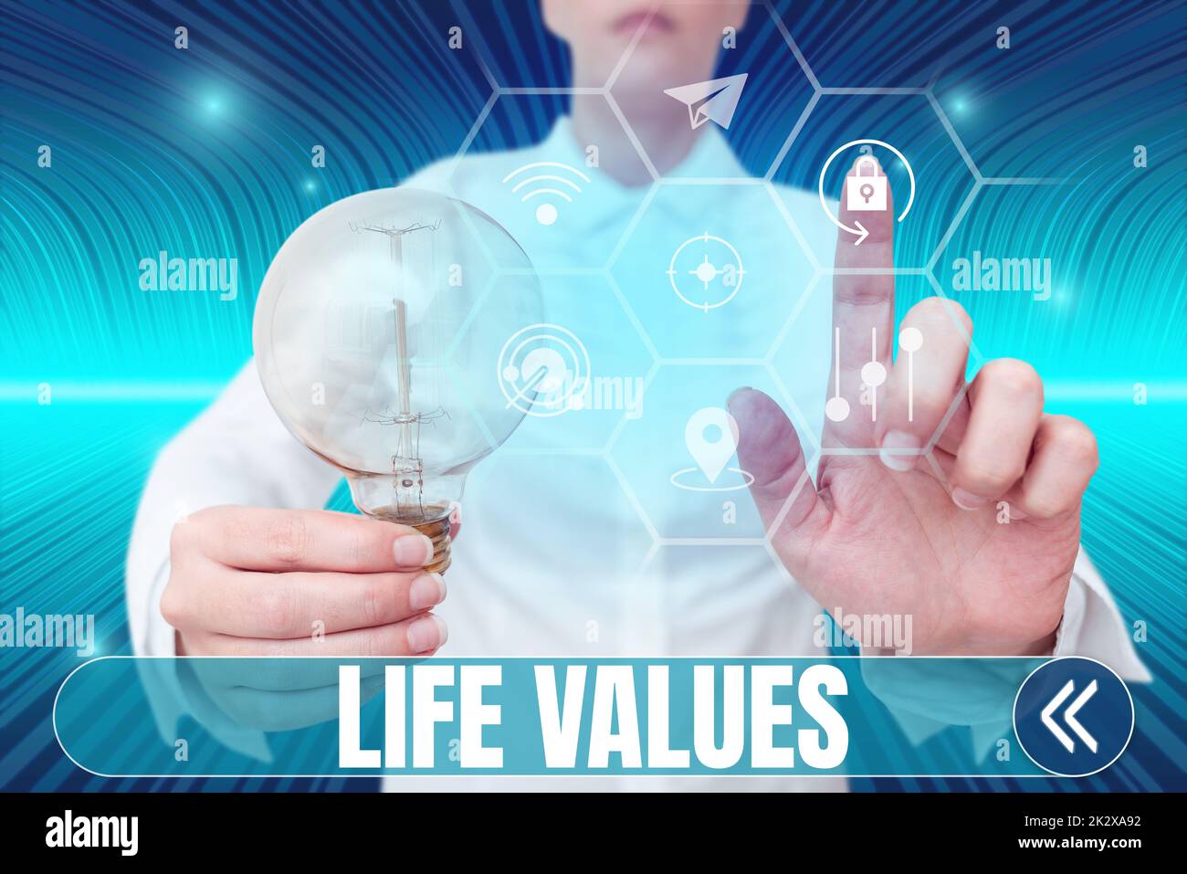 Affiche affichant les valeurs de vie. Les affaires présentent des choses que vous croyez importantes dans la façon dont vous vivez Lady tenant l'ampoule de lumière pointant le doigt vers le haut symbolisant le succès. Banque D'Images