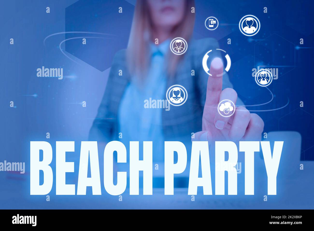 Texte d'écriture Beach Party. Le salon des affaires, petit ou grand festival organisé sur les côtes de mer, porte généralement le maillot Lady en costume pointant du doigt vers le haut symbolisant un travail d'équipe réussi. Banque D'Images
