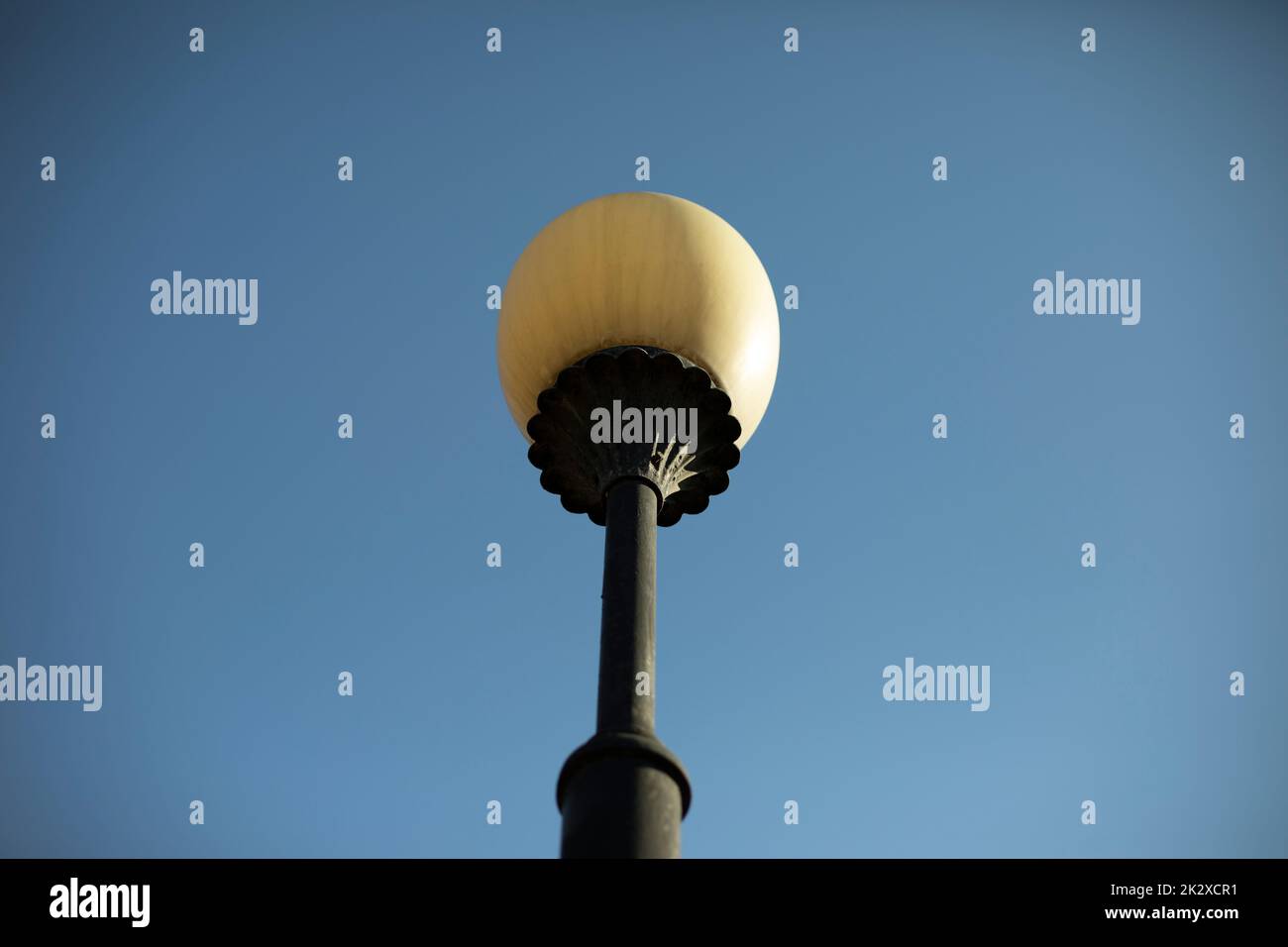 Poteau avec lampe en ville. Pilier ancien. Lumière urbaine en 18th siècle. Banque D'Images