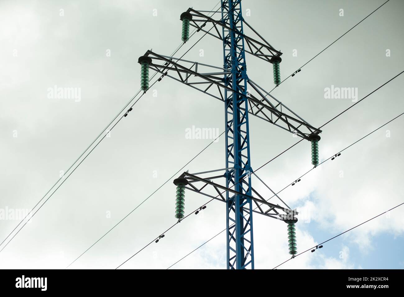 Pôles des lignes de transmission électrique. Haute tension. Fils électriques contre le ciel. Banque D'Images