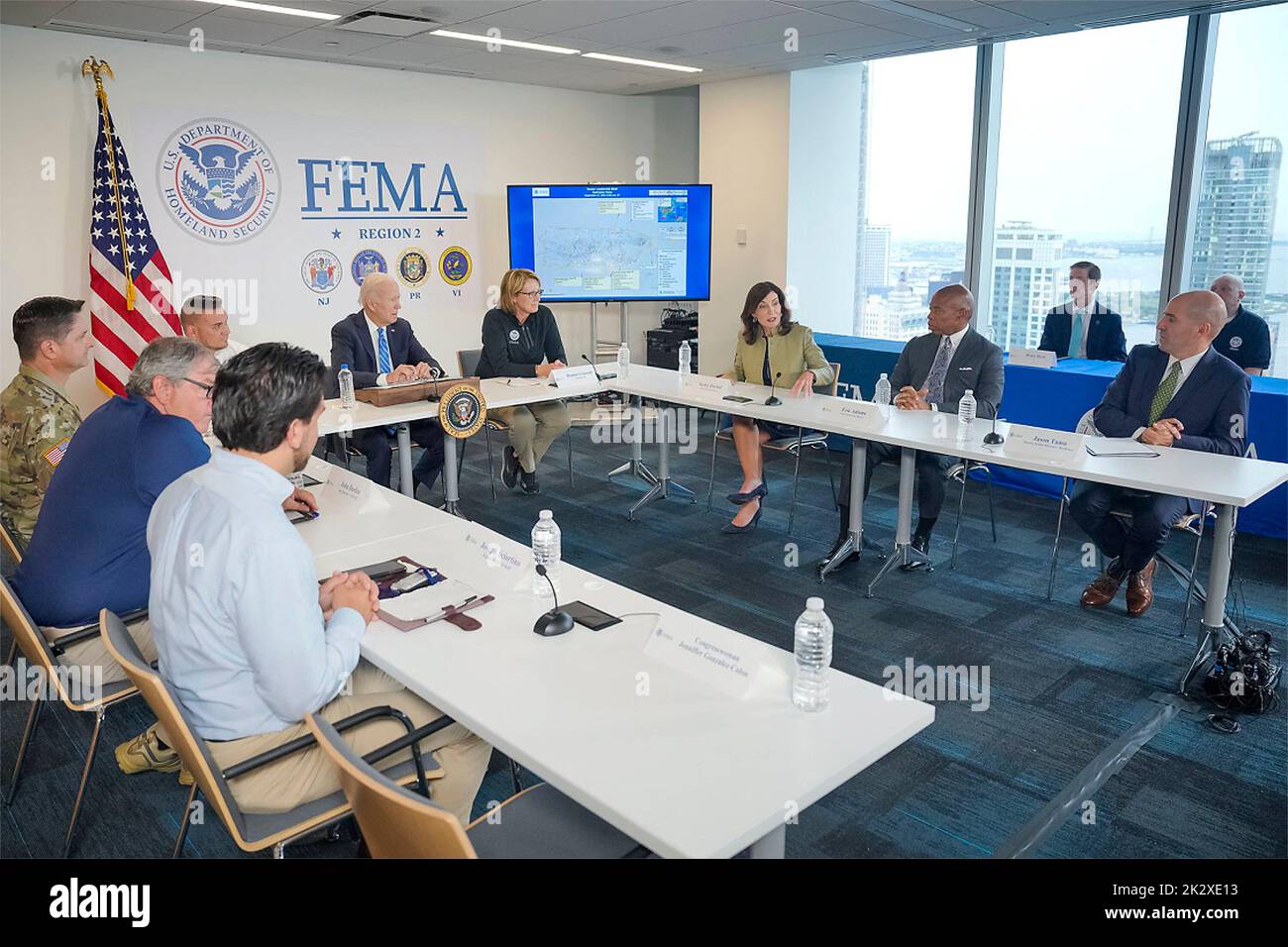 New York, États-Unis. 22nd septembre 2022. Le président américain Joe Biden, et l'administrateur de la FEMA Deanne Criswell, à droite, écoutent lors d'un exposé sur la situation à Porto Rico à la suite de l'ouragan Fiona au siège de la région 2 de la FEMA, à 22 septembre 2022, à New York. Crédit : Adam Schultz/White House photo/Alay Live News Banque D'Images