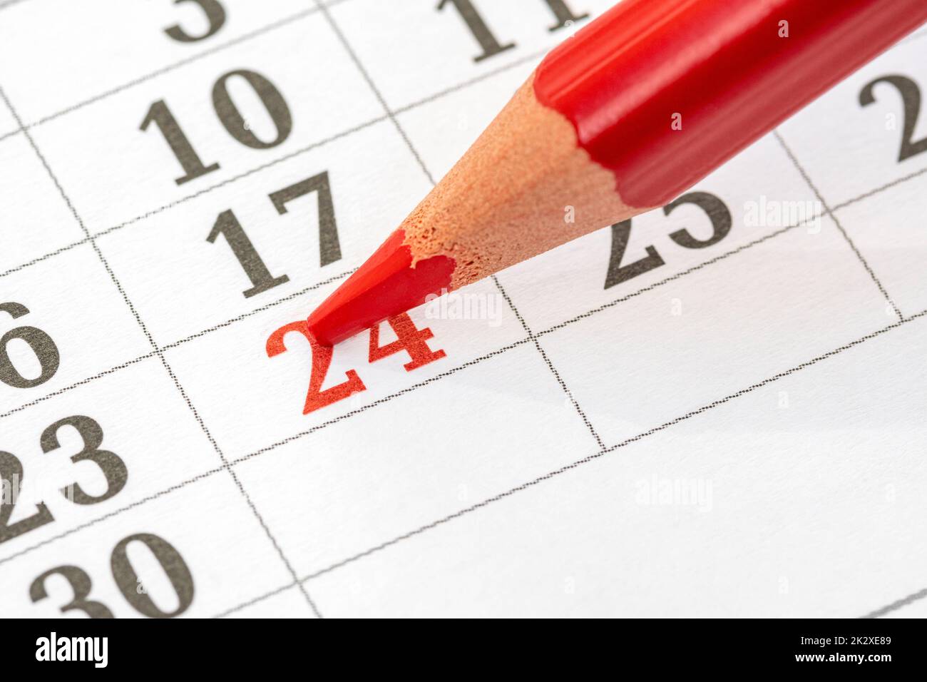 Calendrier mensuel et crayon rouge pour marquer la date 24th Banque D'Images
