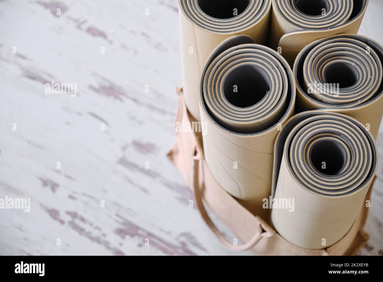 Gros plan de tapis torsadés pour le yoga, la méditation ou la remise en forme. Équipement sportif en studio. Banque D'Images